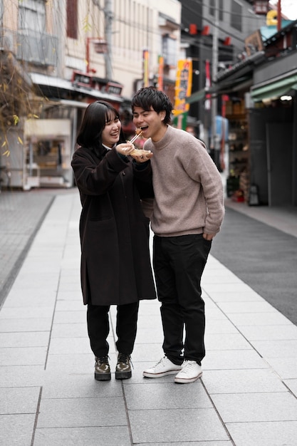 Pessoas desfrutando de comida de rua japonesa