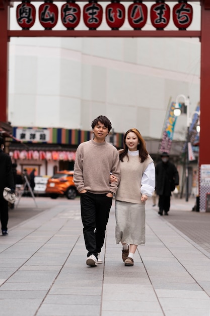 Foto grátis pessoas desfrutando de comida de rua japonesa