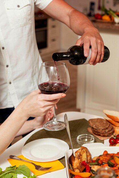 Pessoas desfrutando de vinho na mesa de jantar