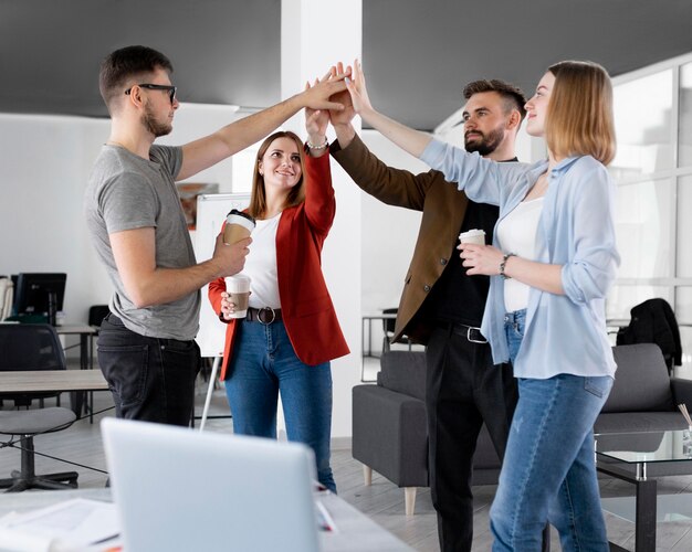 Pessoas diferentes cumprimentando no trabalho