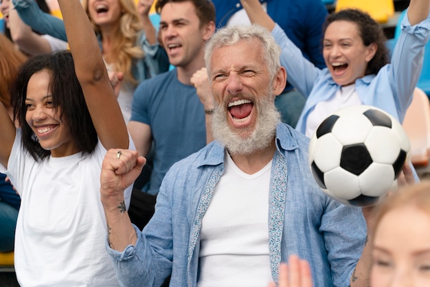 Pessoas diferentes olhando para um time de futebol