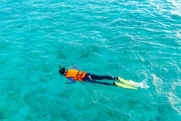 Pessoas do paraíso homem subaquático oceano