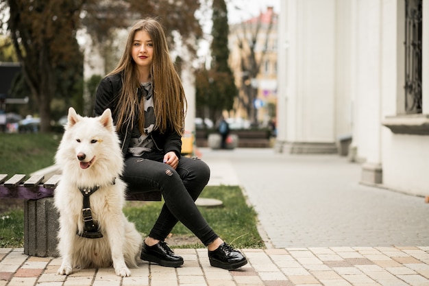 Pessoas do sexo feminino pessoas para passear cães