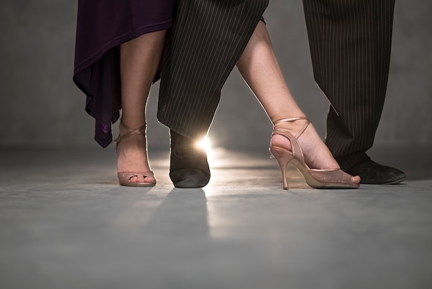 Foto grátis pessoas elegantes dançando tango