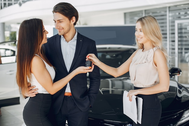 Pessoas elegantes e elegantes em um salão de carro