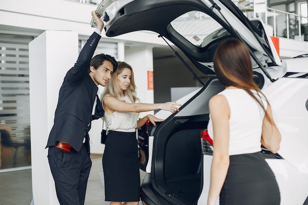 Pessoas elegantes e elegantes em um salão de carro