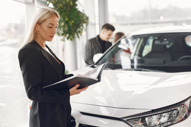 Pessoas elegantes e elegantes em um salão de carro