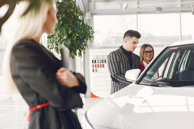 Pessoas elegantes e elegantes em um salão de carro