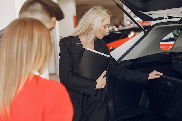 Pessoas elegantes e elegantes em um salão de carro