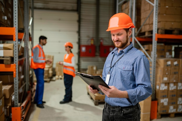 Pessoas em equipamentos de segurança no trabalho