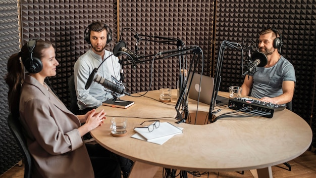 Foto grátis pessoas em filmagem média falando no rádio