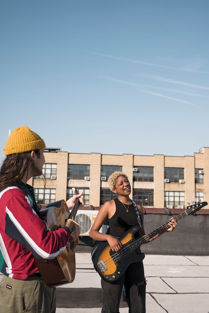 Pessoas em filmagem média fazendo música juntas