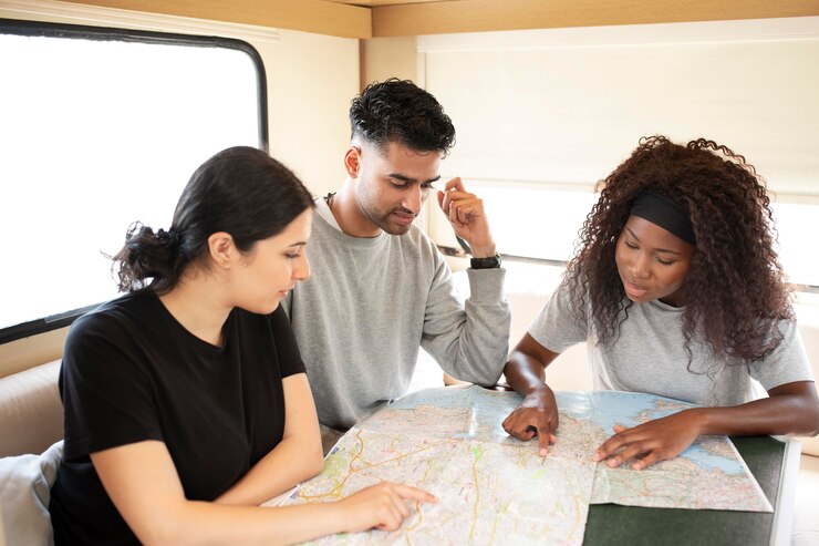 Foto grátis pessoas em filmagem média olhando para o mapa