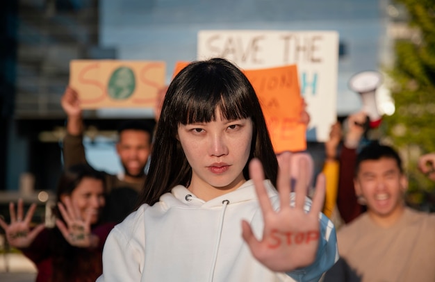 Foto grátis pessoas em filmagem média protestando juntas