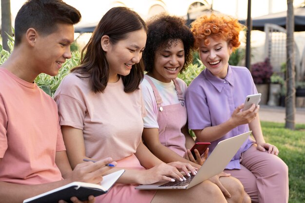 Pessoas em filmagem média sentadas juntas