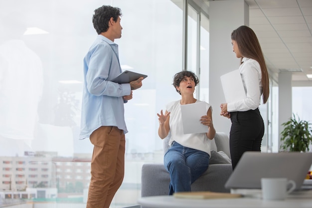 Pessoas em filmagens médias discutindo no trabalho