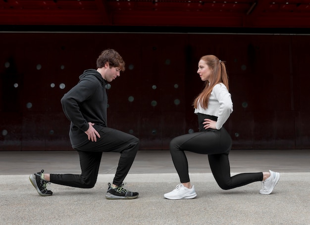 Pessoas em roupas esportivas se exercitando ao ar livre