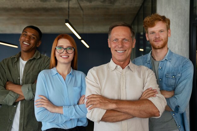 Pessoas em seu trabalho de escritório mostrando inclusão