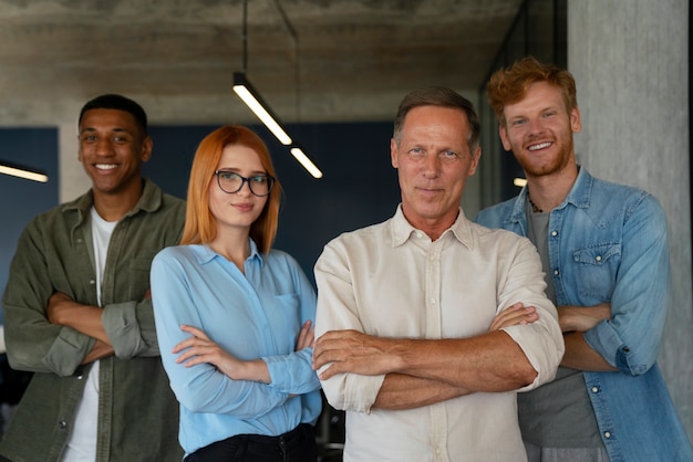 Pessoas em seu trabalho de escritório mostrando inclusão