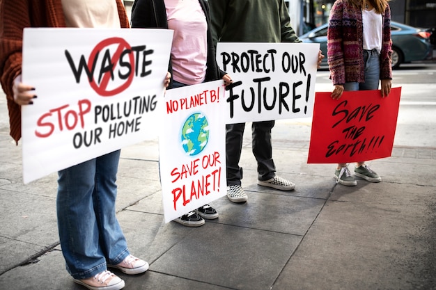 Pessoas em um protesto do dia mundial do meio ambiente com cartazes ao ar livre