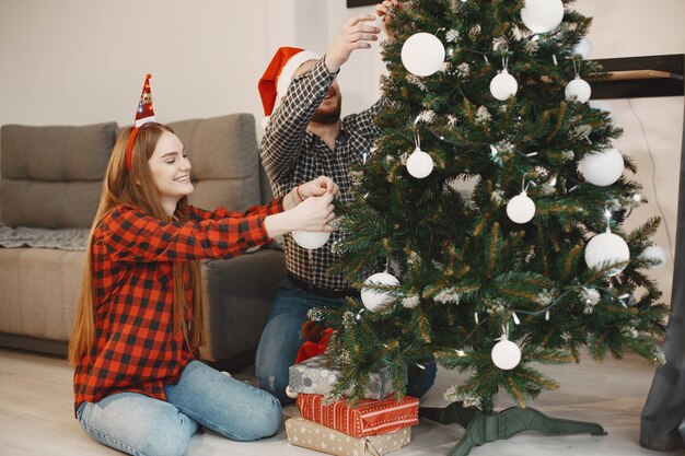 Pessoas em uma decoração de Natal.