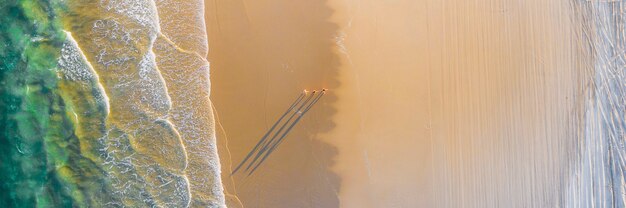 Pessoas em uma faixa de praia de areia branca