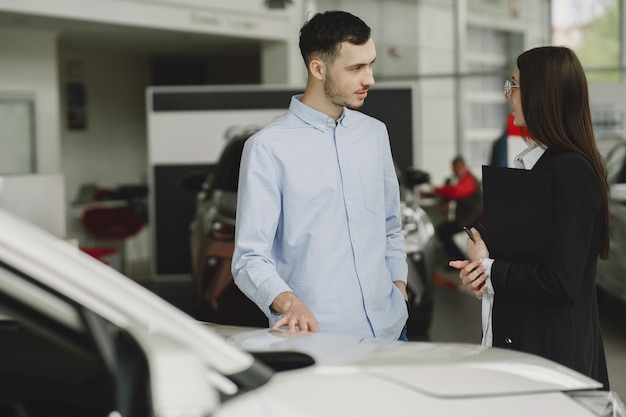 Pessoas estilosas e elegantes em um salão de automóveis