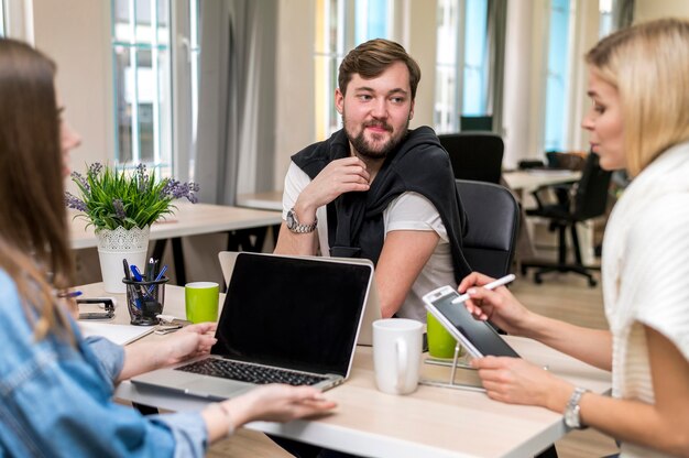 Pessoas falando sobre um projeto de trabalho