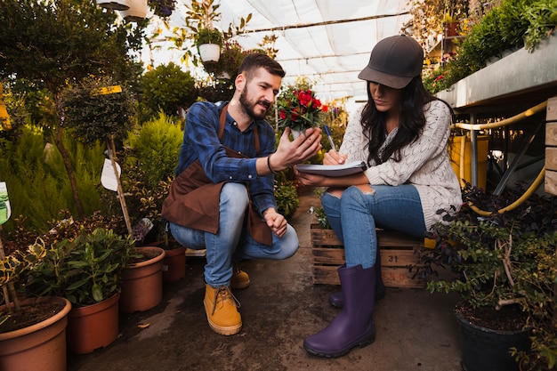 Pessoas fazendo anotações sobre flores