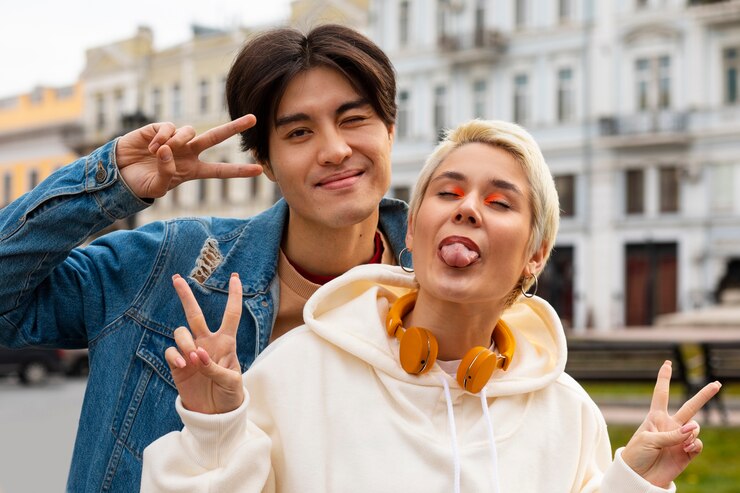 Foto grátis pessoas fazendo caretas com seus rostos
