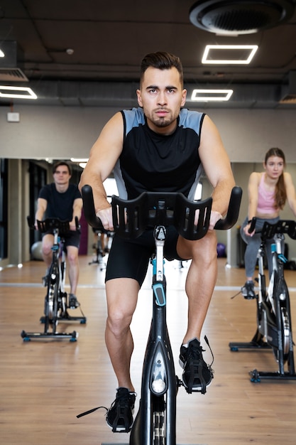 Pessoas fazendo ciclismo indoor