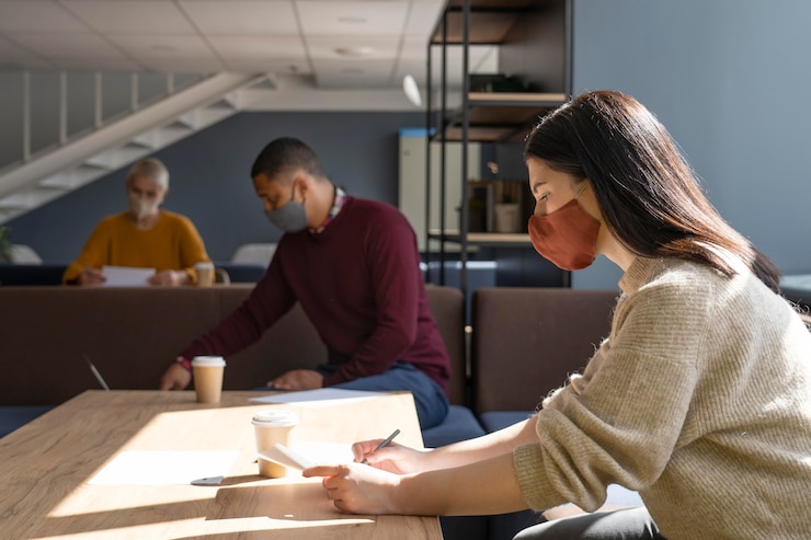 Foto grátis pessoas fazendo coworking em restrições secretas