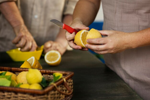 Pessoas fazendo limonada no campo