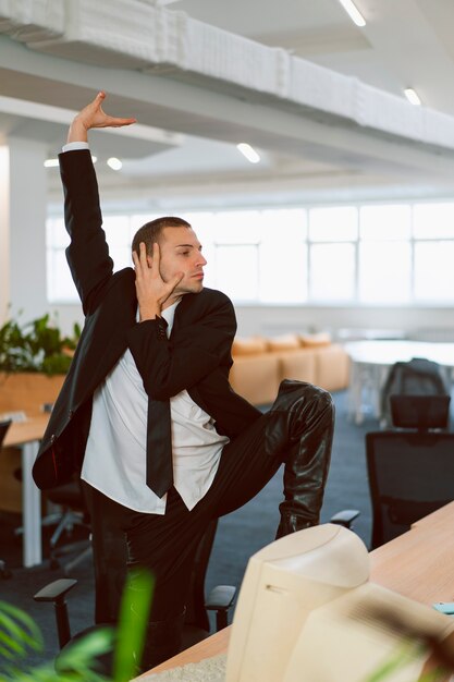 Pessoas fazendo movimentos de dança voguing em ambientes fechados