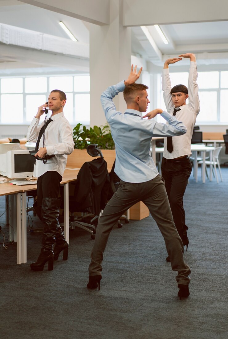 Foto grátis pessoas fazendo movimentos de dança voguing em ambientes fechados