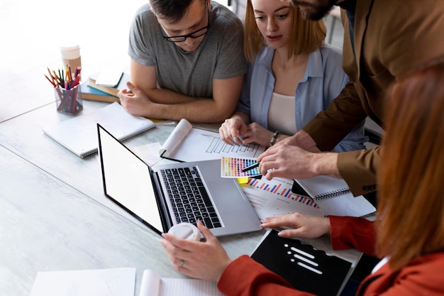 Foto grátis pessoas fazendo um brainstorming em uma reunião de trabalho