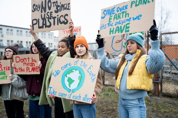 Pessoas fazendo um protesto pelo Dia Mundial do Meio Ambiente