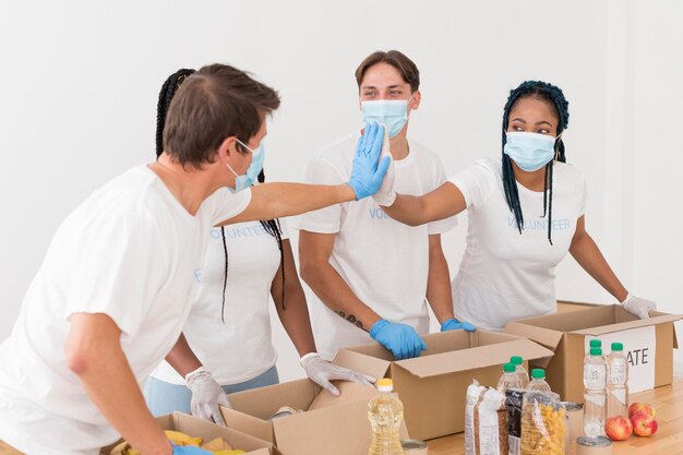 Pessoas fazendo uma boa equipe enquanto voluntárias