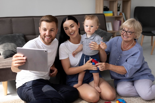 Foto grátis pessoas fazendo uma videochamada com a família em casa