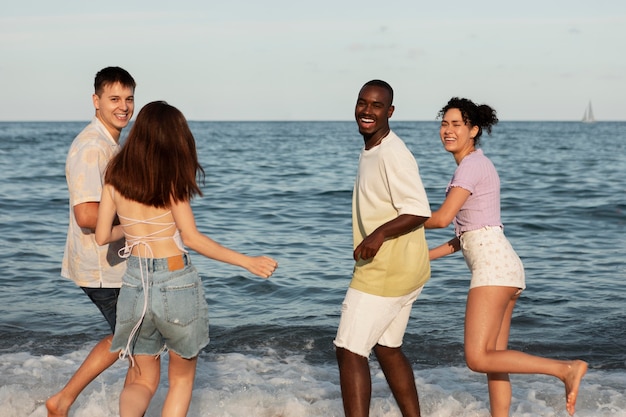 Pessoas felizes à beira-mar, tiro médio