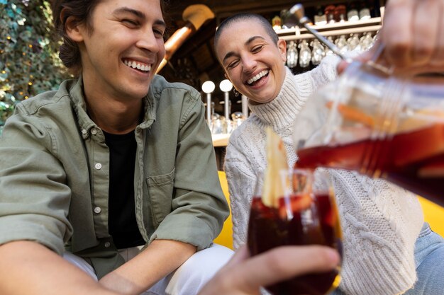 Pessoas felizes com plano médio de sangria