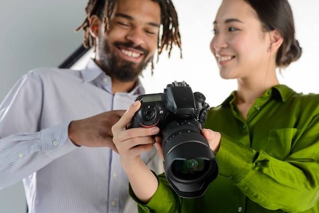 Foto grátis pessoas felizes de baixo ângulo com câmera