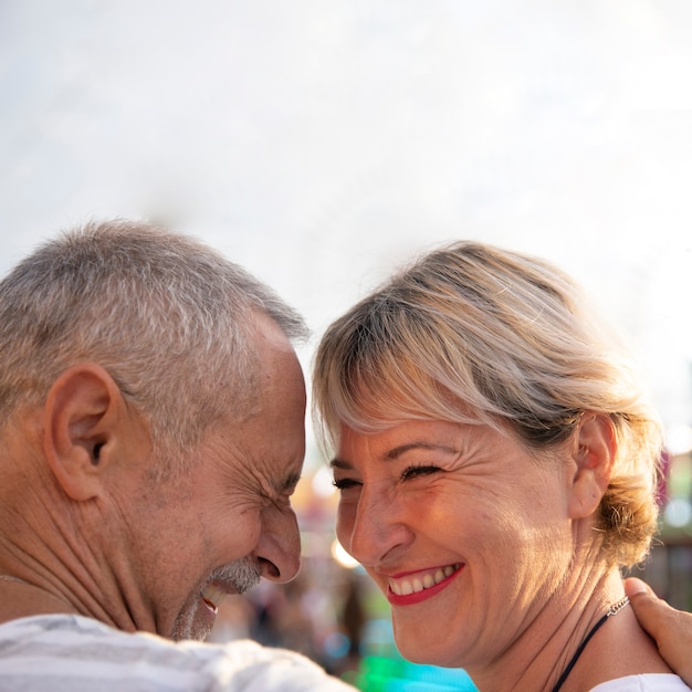 Foto grátis pessoas felizes de close-up, expressando amor