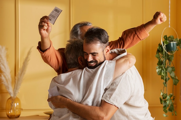 Foto grátis pessoas felizes de tiro médio abraçando