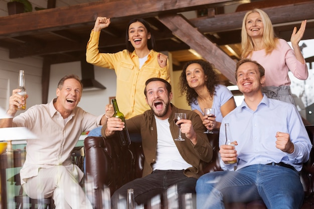 Pessoas felizes em dose média com bebidas