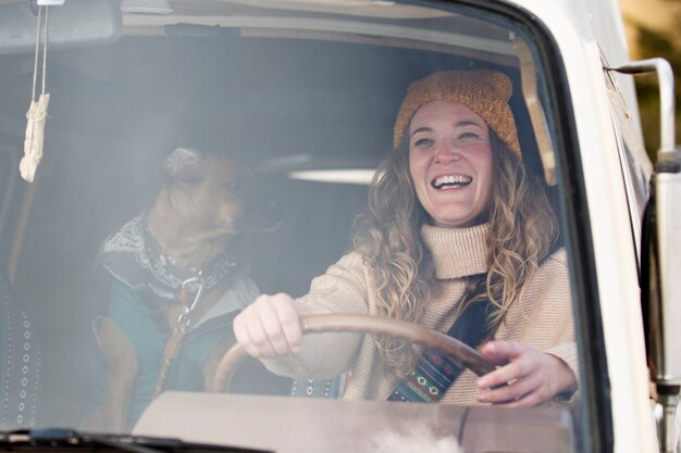 Pessoas felizes em tiro médio de campervan