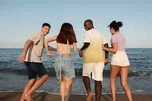 Foto grátis pessoas felizes na praia, tiro médio