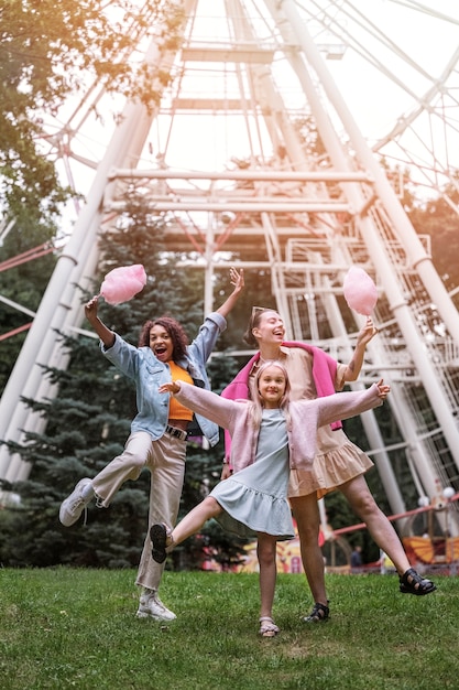 Foto grátis pessoas felizes no parque de diversões tiro completo