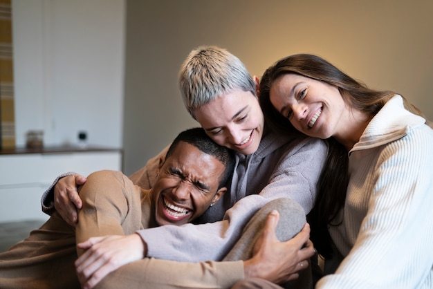 Pessoas felizes se abraçando