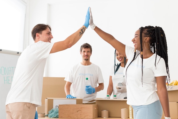 Pessoas felizes se oferecendo para causas especiais